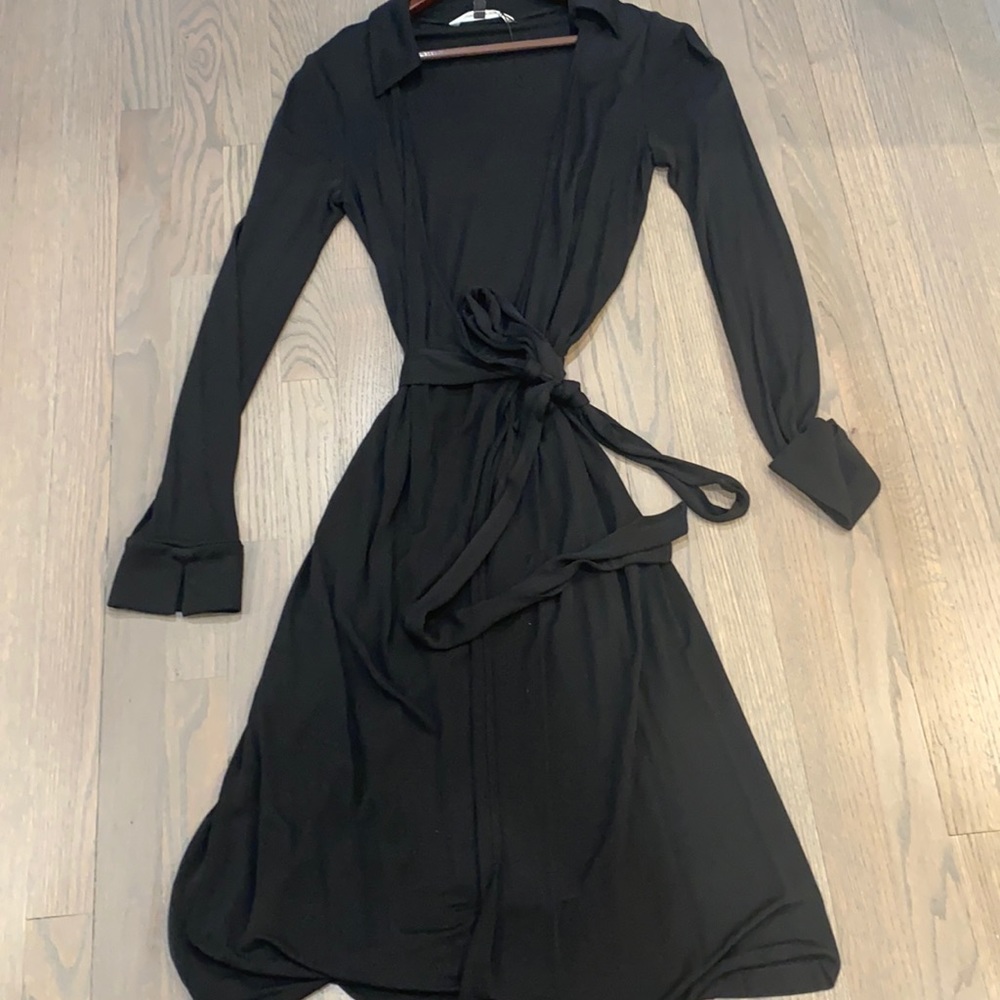 Diane von Furstenberg Black wrap dress with Neck  and wrist Lapel Size 10